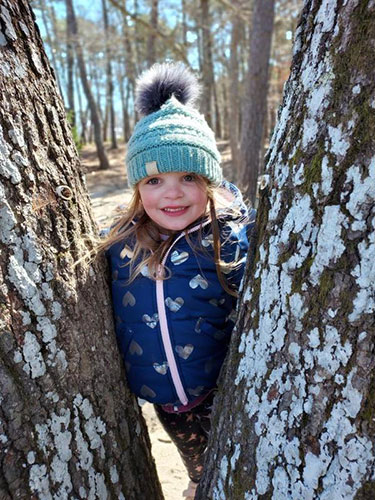 preschoolers by a tree